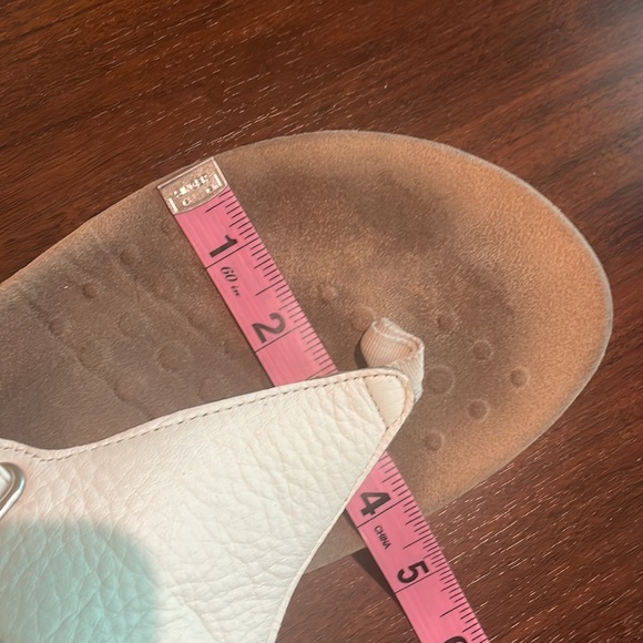VIONIC White Leather “WANDA” orthopedic thong sandals - Picture 6 of 8